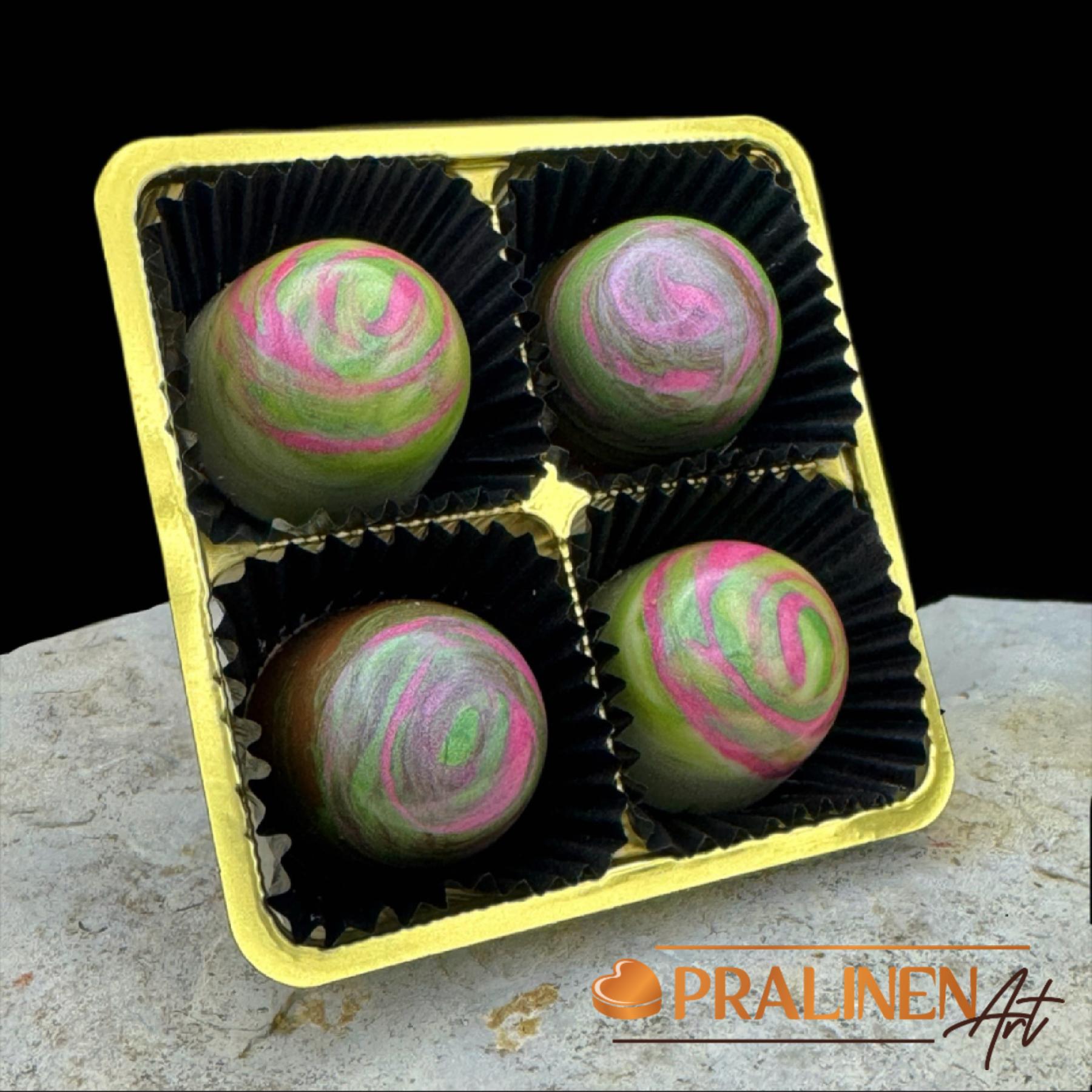 Himbeere k&uuml;sst Pistazien | Exquisite Pralinenkreation 4 handgefertigte Pistazien Pralinen 