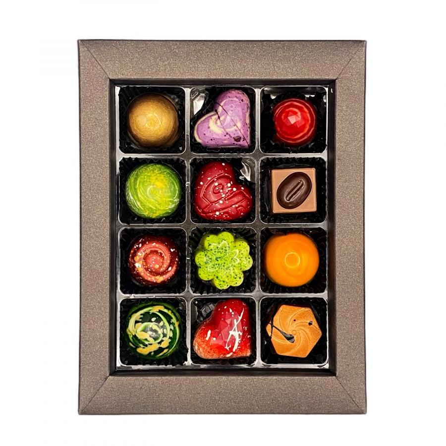 12 edle Pralinen in einer Komposotion von Pralinenart von Cindy Welz