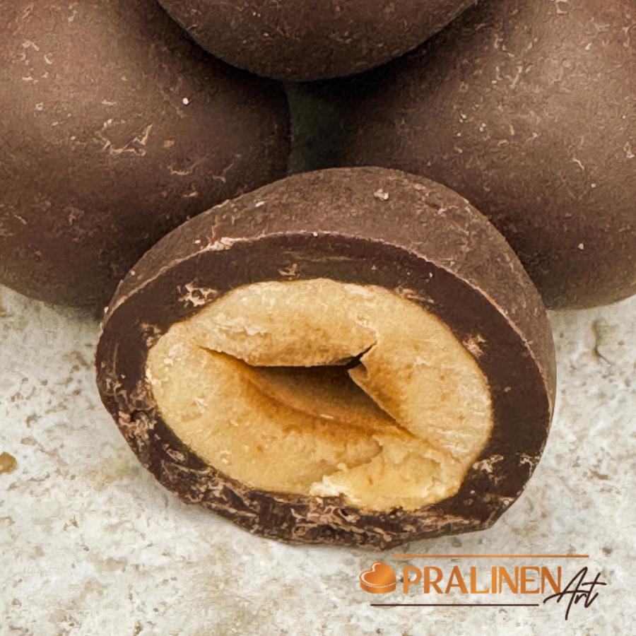 Edle Regie von PralinenArt mit Piemonter Haselnüssen Schweizer zartbitter, Schokolade
