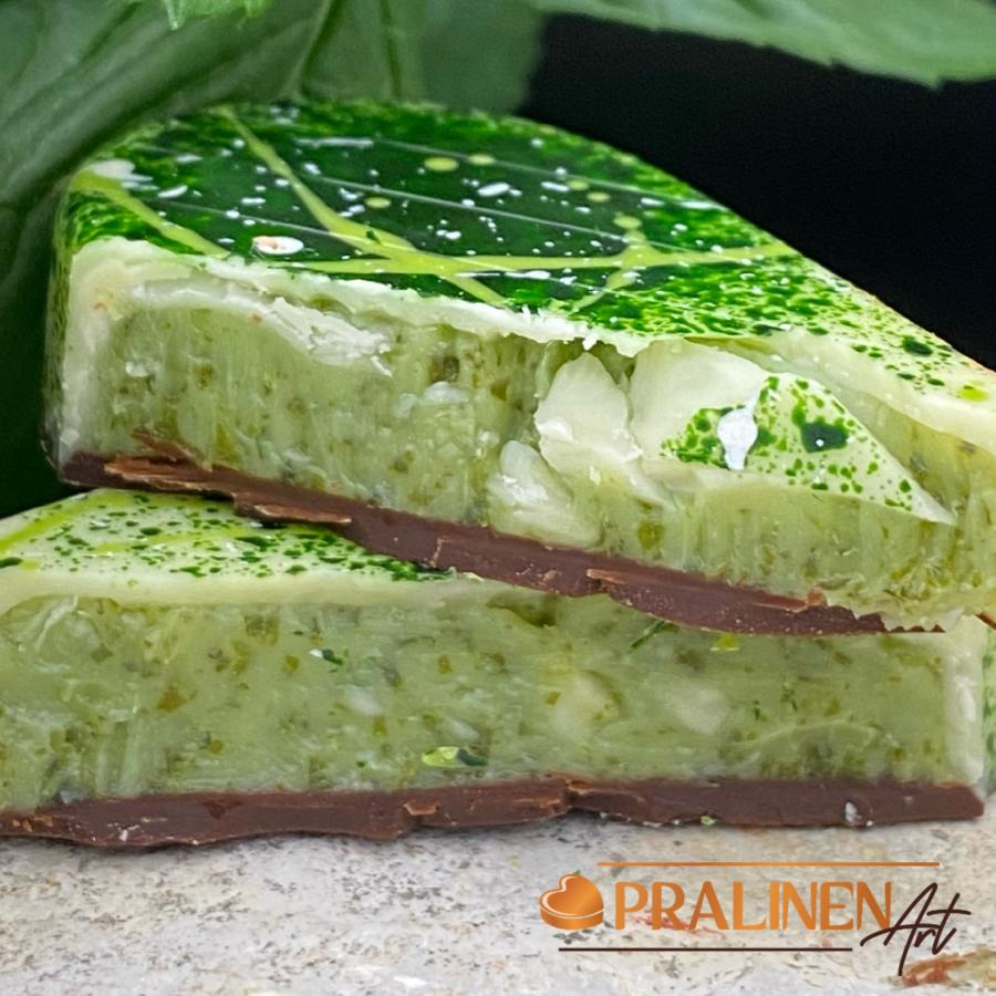 Schokoladenherz gefüllt mit Frischer Minzganache Handgefertigt von Pralinen