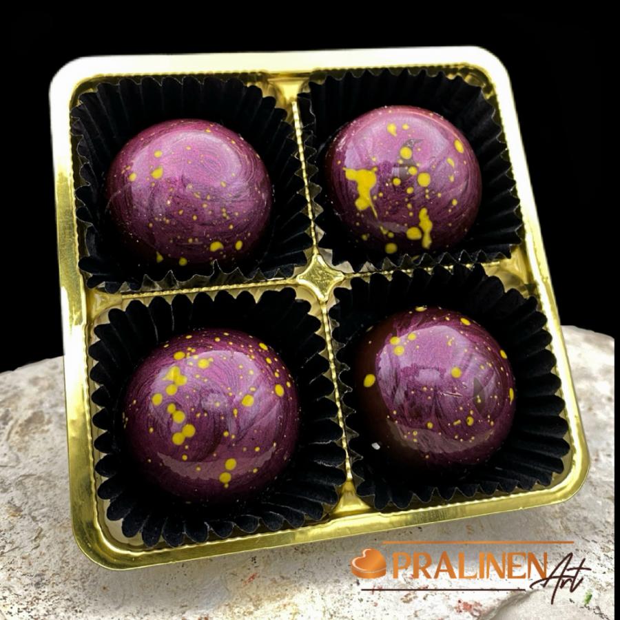 PralinenArt Passionsfrucht auf Cheesecake Praline in Schweizer Zartbitterschokolade