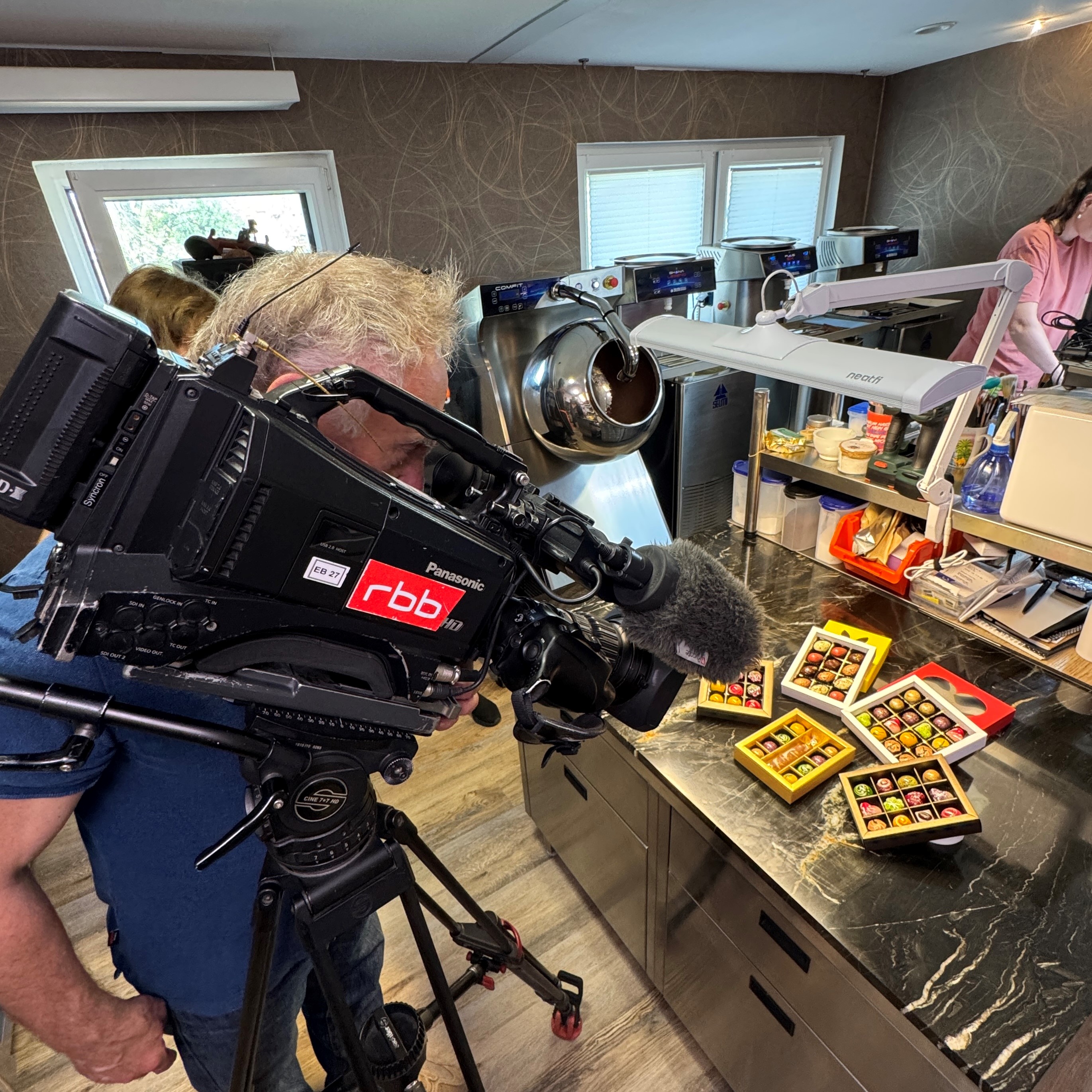Ein Fernsehteam bei PralinenArt &ndash; Der RBB zu Besuch in einer der kleinsten Schokoladenmanufakturen Deutschlands